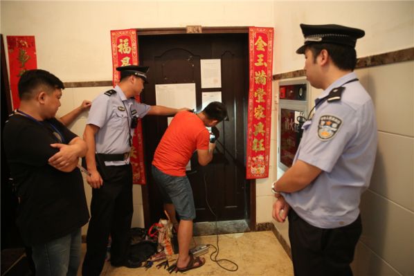 2、法院“破門”強(qiáng)制清場(chǎng).jpg
